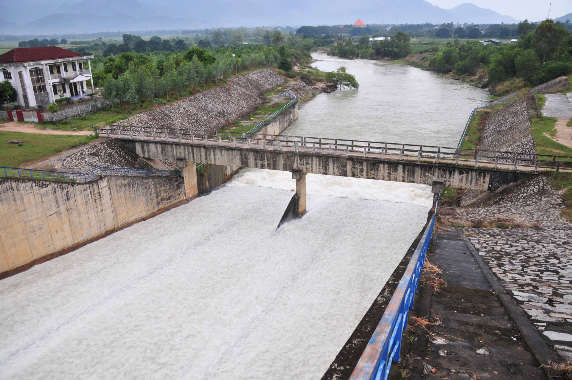 Hồ chứa nước Cam Ranh đang xả điều tiết ở mức 40m3/s