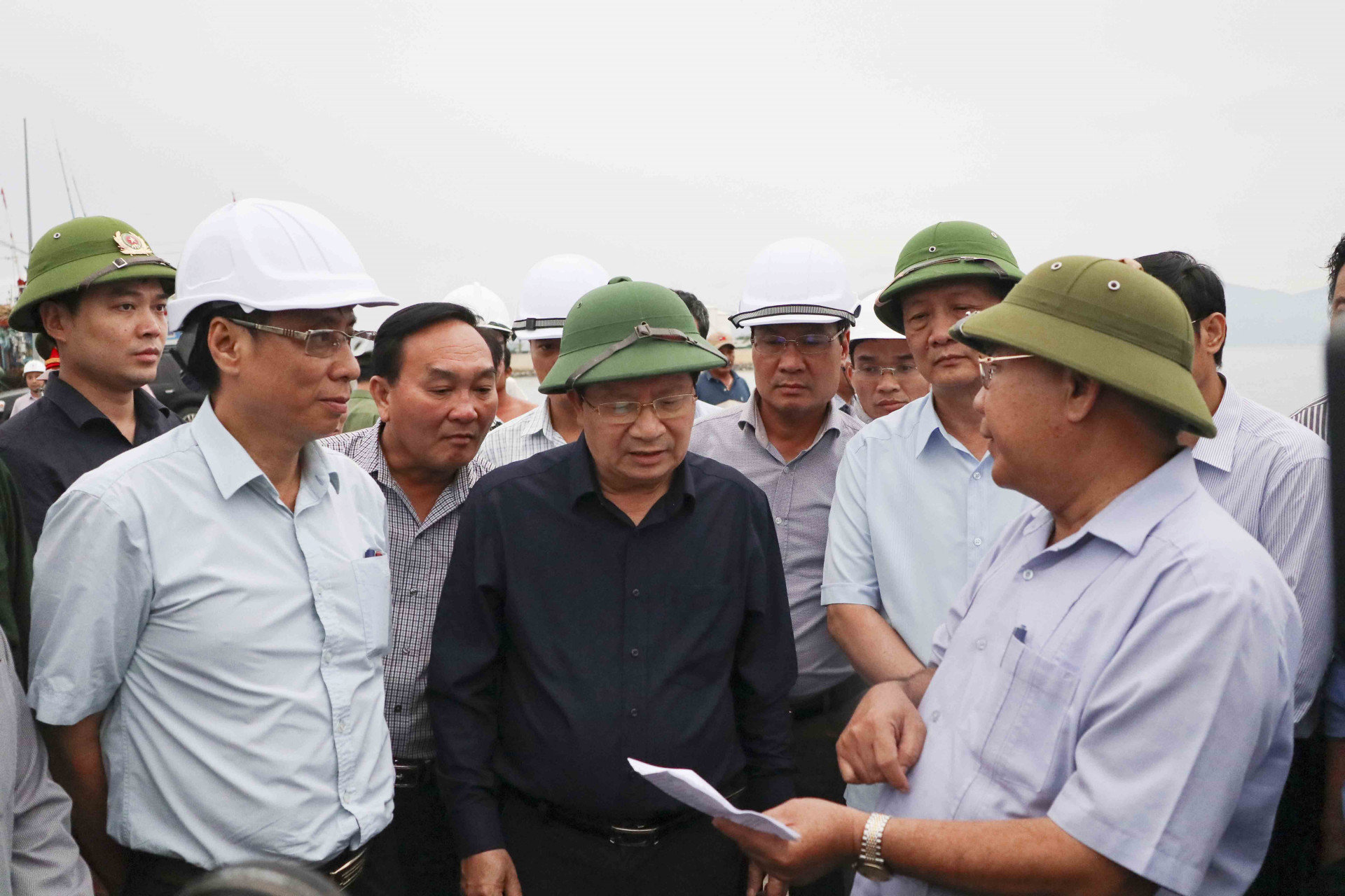 Lãnh đạo tỉnh báo cáo tình hình phòng chống bão số 14 với Phó Thủ tướng Trịnh Đình Dũng