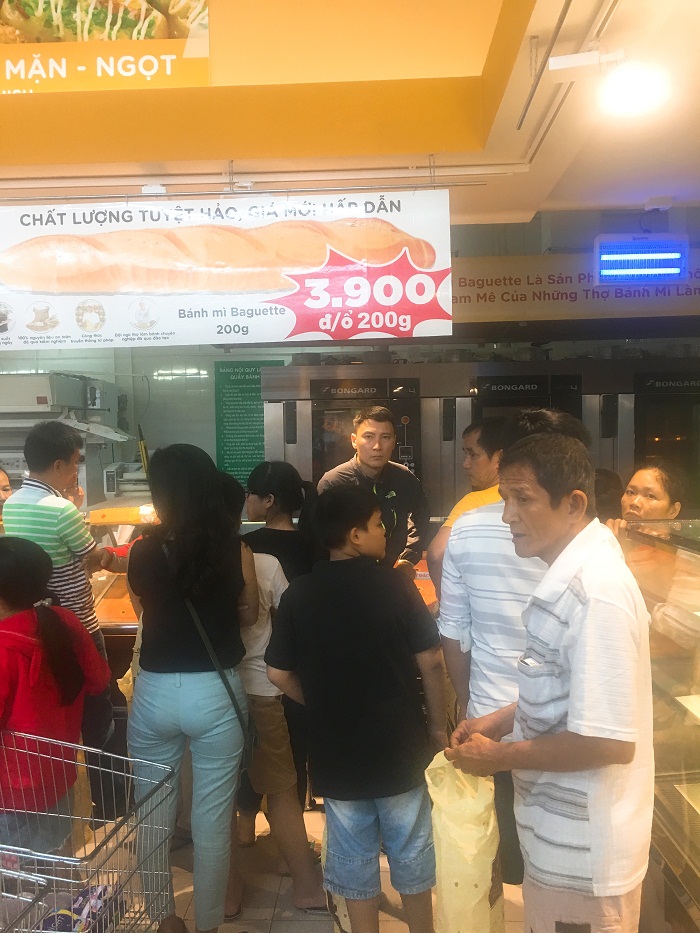 Người dân xếp hàng mua bánh mì tại Siêu thị Big C Nha Trang.