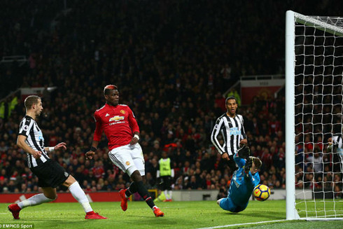 Paul Pogba quay lại thi đấu đã giúp Manchester United thắng đậm Newcastle.