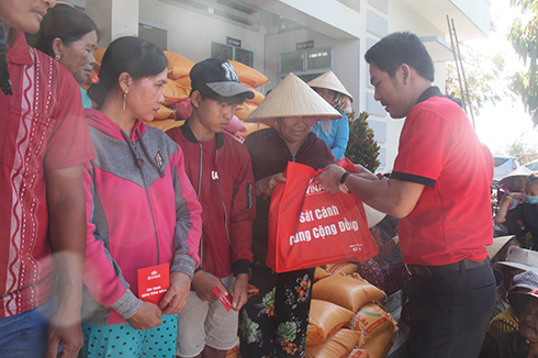 Ông Lê Quang Dũng - Giám đốc tiêu thụ Khu vực Miền Đông 1 Công ty TNHH Nhà máy Bia Heineken Việt Nam tặng quà cho các hộ dân