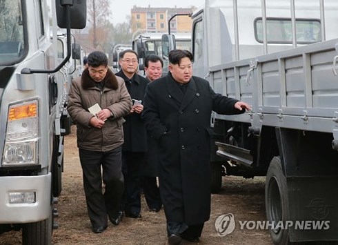 Ông Kim Jong-un đến khu phức hợp sản xuất ô tô Sungri sáng 21/11. Ảnh: Yonhap.