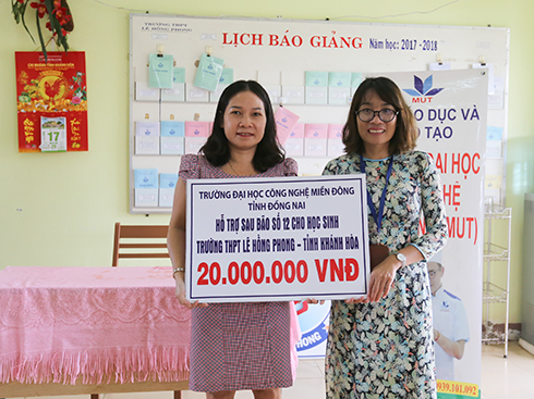Đại diện trường Đại học Công Nghệ Miền Đông tặng 20 triệu đồng cho các em học sinh có hoàn cảnh khó khăn của trường THPT Lê Hồng Phong.