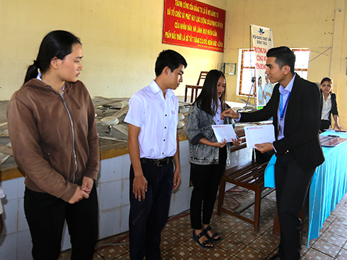 Lãnh đạo trường Đại học Công Nghệ Miền Đông tặng các suất quà cho các em trường THPT Tô Văn Ơn
