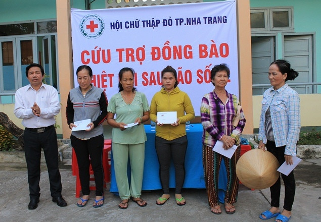 Đại diện Hội CTĐ TP. Nha Trang tặng quà cho bà con ở xã Vĩnh Lương bị thiệt hại sau cơn bão số 12