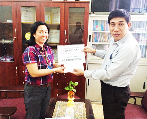 Ông Phạm Đức Tiến - Giám đốc điều hành Honda Ôtô Nha Trang trao tiền hỗ trợ cho đại diện phường Phương Sơn
