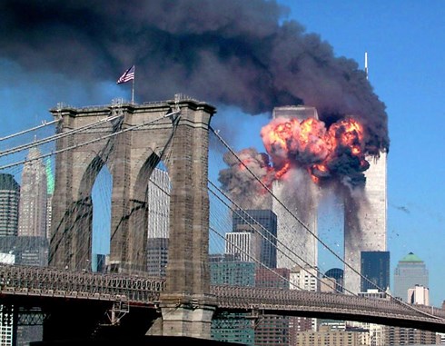 Vụ khủng bố 11/9, hai máy bay lao vào và đánh sập tòa tháp đôi Trung tâm Thương mại Thế giới, lấy đi sinh mạng của hơn 2.750 người. (Ảnh: Reuters)