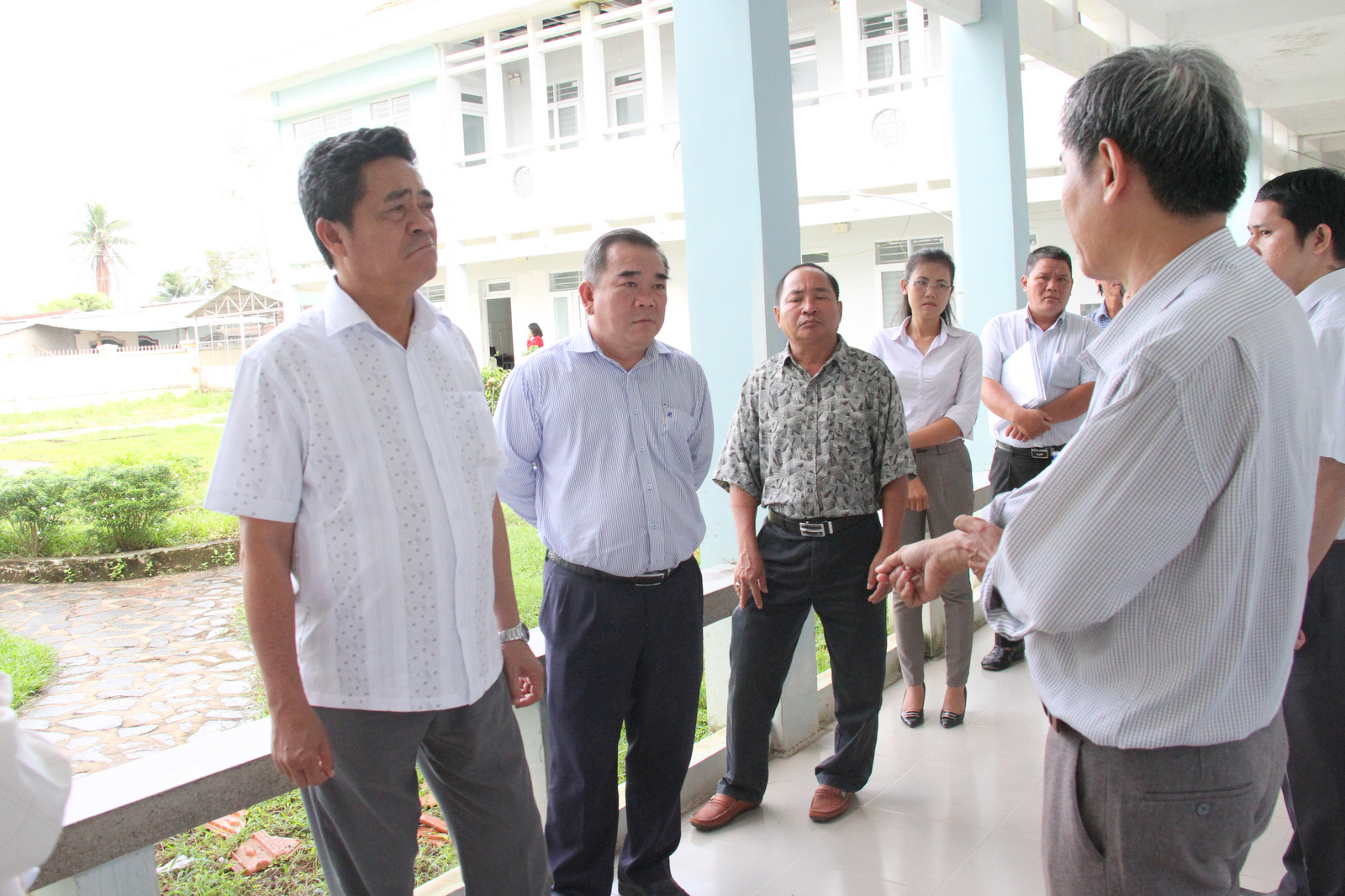 Ông  Lê Thanh Quang (bên trái)  kiểm tra trạm y tế xã Khánh Bình