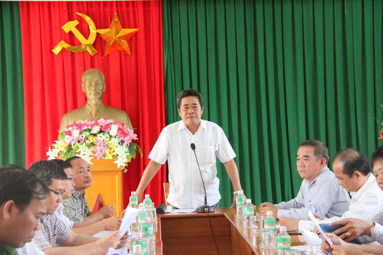 Ông  Lê Thanh Quang chia sẻ những mất mát của đồng bào huyện Khánh Vĩnh tại  cuộc họp