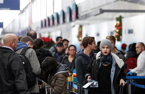Lễ Tạ ơn là dịp nhiều người dân đi làm xa trở về đoàn tụ gia đình. Trong ảnh: Người dân đang xếp hàng làm thủ tục ở sân bay Chicago (Reuters).