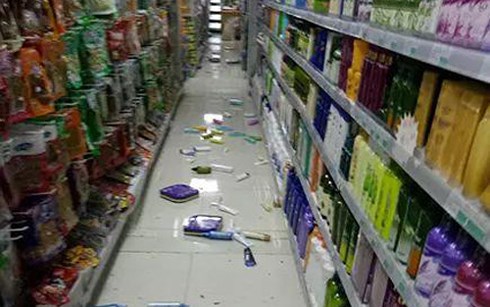 Hàng hóa trong siêu thị bị đổ do rung chấn của động đất.