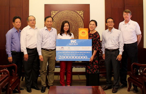 -	Lãnh đạo Sovico Holdings (thứ 3, từ phải qua) trao tặng, ủng hộ 2 tỷ đồng cho UBMTTQ Việt Nam tỉnh Khánh Hòa.