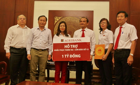 -	Đại diện Agribank (thứ 3, từ phải qua) trao 1 tỷ đồng cho UBMTTQ Việt Nam tỉnh Khánh Hòa.