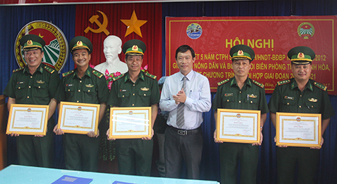 Ông Nguyễn Trọng Trung – Chủ tịch Hội DN tỉnh Khánh Hoà trao bằng khen cho các tập thể.