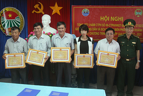 Đại tá Nhữ Mai Pháo – Chính uỷ Bộ Chỉ huy BĐBP tỉnh Khánh Hoà trao giấy khen cho các các tập thể. 