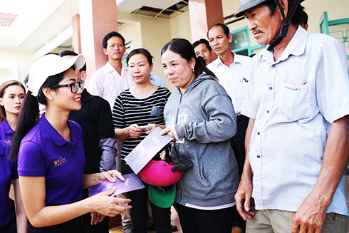 Thí sinh dự thi Hoa hậu Hoàn vũ Việt Nam 2017 tặng quà cho người dân Diên Khánh bị thiệt hại do cơn bão số 12