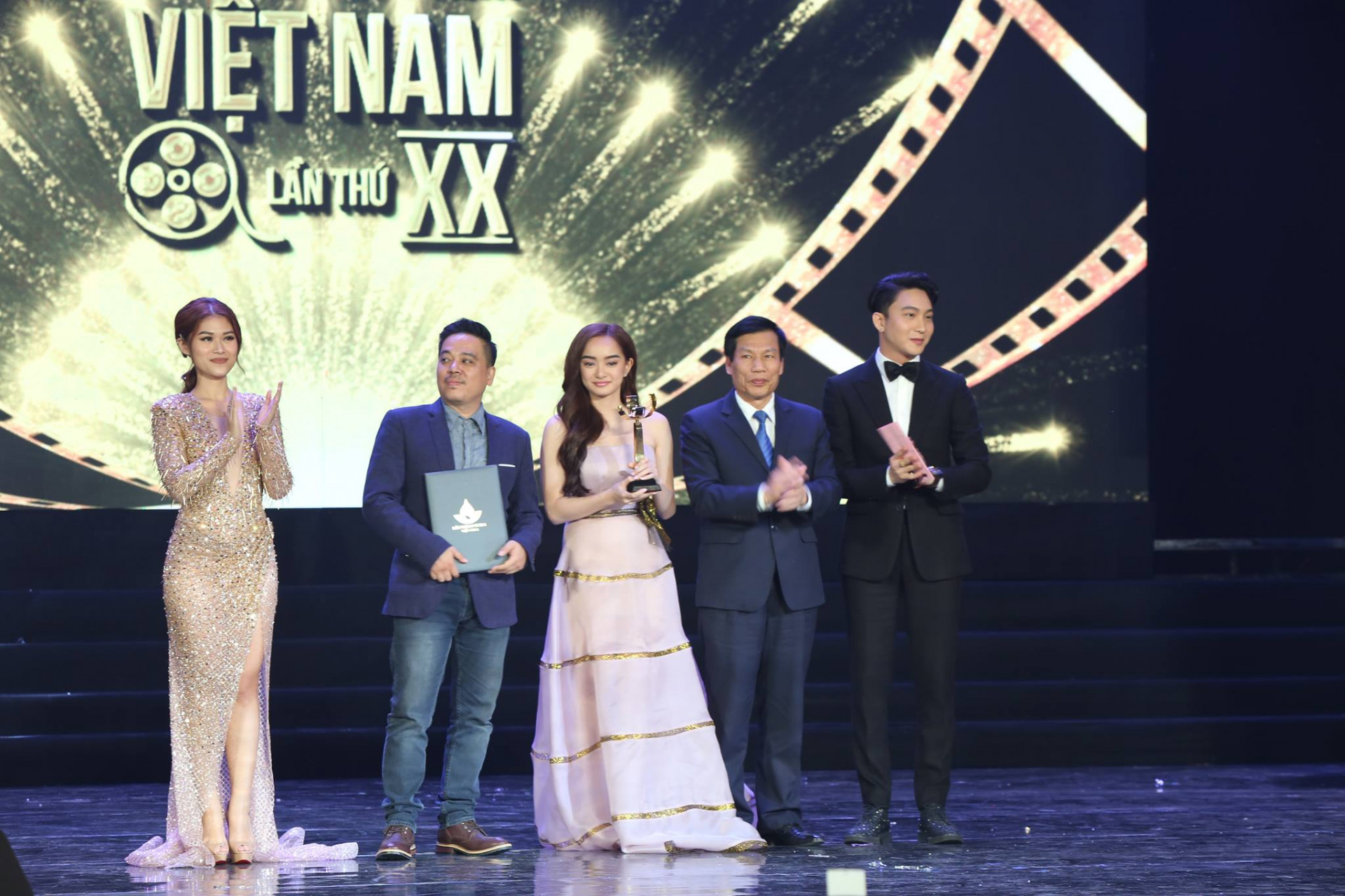 Bộ trưởng Bộ VHTT&DL trao giải Bông sen Vàng cho bộ phim 