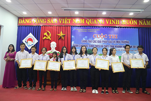 Bà Hoàng Thị Lý – Phó Giám đốc Sở Giáo dục và Đào tạo trao giải nhất cho các nhóm. 