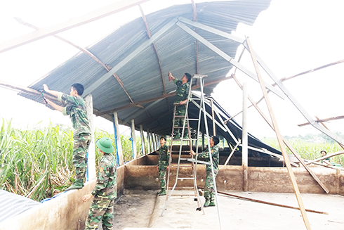 Lực lượng Bộ đội Biên phòng tỉnh giúp dân khắc phục hậu quả do bão