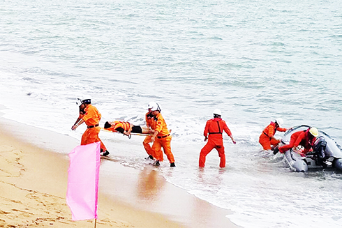 Khẩn trương đưa người bị nạn vào bờ đi cấp cứu trong tình huống giả định