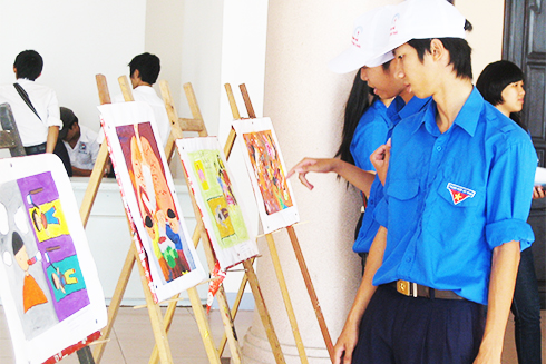 Đoàn viên, thanh niên trên địa bàn tỉnh xem hình ảnh do các học sinh vẽ về chủ đề thuốc lá