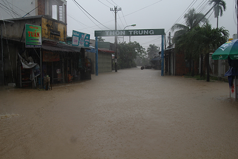 Nước tràn bờ sông Cái len lõi vào các khu dân cư ở thôn Trung (xã Vĩnh Phương) 