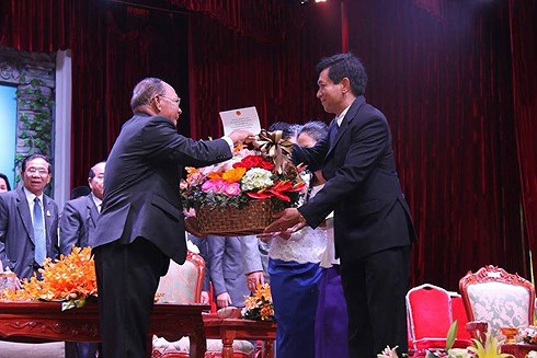 Công sứ Nguyễn Trác Toàn, đại diện Đại sứ quán Việt Nam tại Campuchia đến dự và tặng hoa chúc mừng.