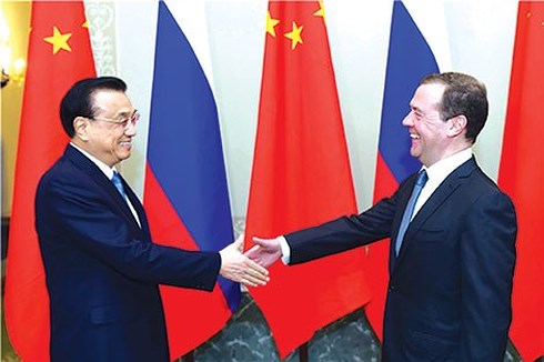 Thủ tướng Trung Quốc Lý Khắc Cường (trái) và Thủ tướng Nga Dmitry Medvedev hy vọng đưa thương mại song phương hai chiều cán mốc 100 tỷ USD. Nguồn: Getty.