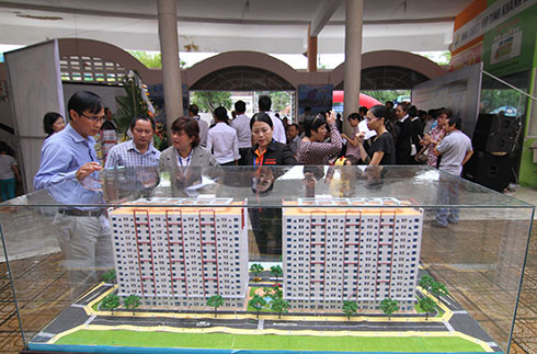 Nhiều khách hàng đã đặt mua căn hộ tại dự án Chung cư Bình Phú trong ngày 3-12