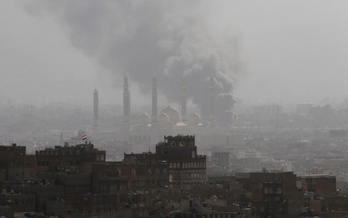 Khói lớn bốc lên từ một địa điểm xảy ra giao tranh tại Yemen. Ảnh: Reuters