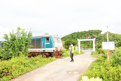 Điểm đường ngang qua đường sắt vào thôn Xuân Tây (huyện Vạn Ninh)  có nhân viên cảnh giới đảm bảo an toàn