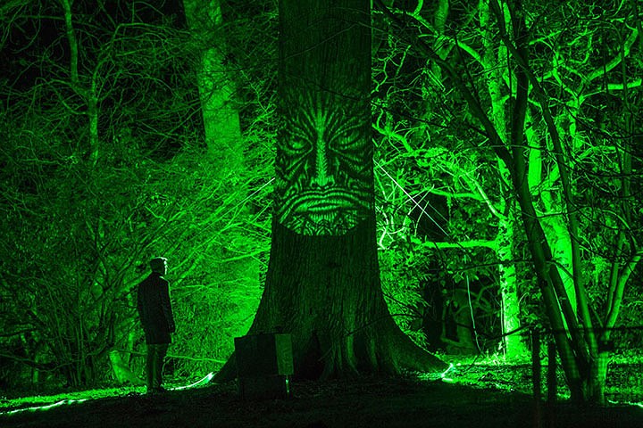 Nhìn hình gương mặt chiếu sáng trên cây ở Gloucestershire, Anh hôm 29/11.