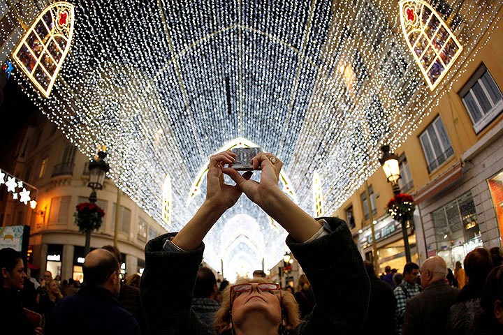 Ghi hình cảnh mở đầu mùa Giáng sinh trên một con phố ở trung tâm thành phố Málaga, Tây Ban Nha, vào hôm 24/11.