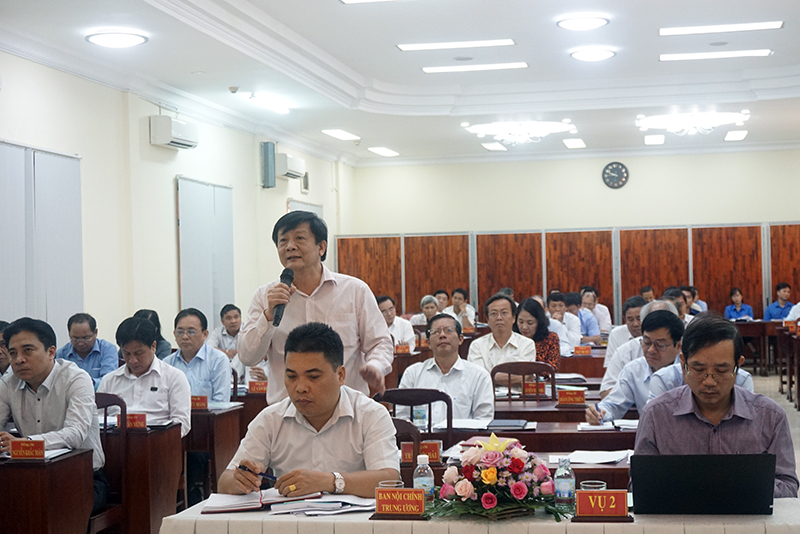 Ông Trần Sơn Hải - Ủy viên Ban Thường vụ Tỉnh ủy, Phó Chủ tịch Thường trực UBND tỉnh góp ý cho nhiệm vụ, giải pháp trọng tâm năm 2018.