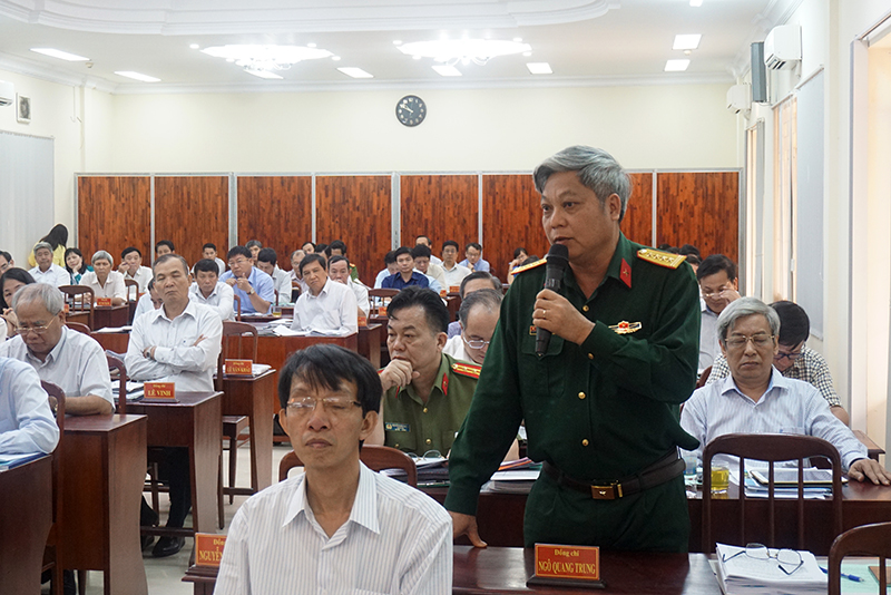 Đaị tá Ngô Quang Trung - Ủy viên Ban Thường vụ Tỉnh ủy, Chỉ huy Trưởng Bộ Chỉ huy Quân sự tỉnh phát biểu ý kiến về lực lượng quân đội tham gia khắc phục hậu quả bão số 12.