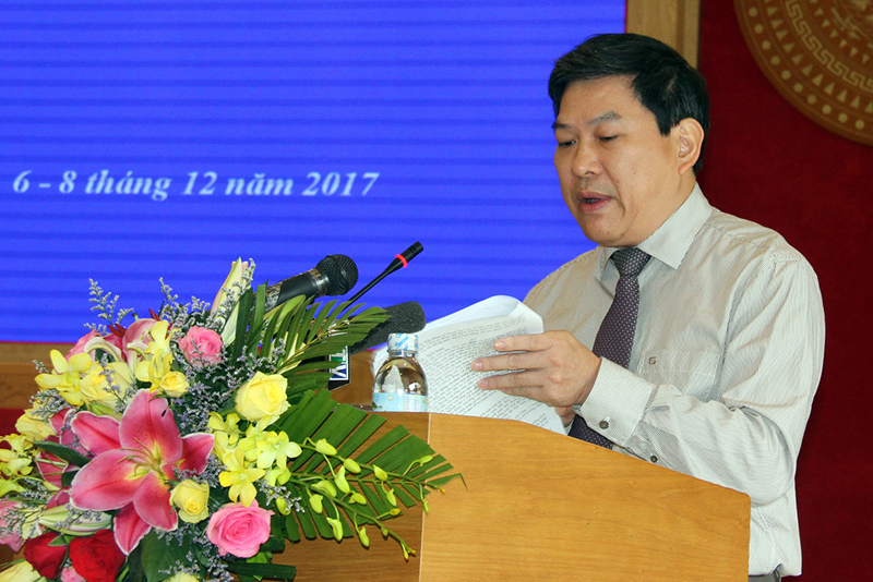 Ông Nguyễn Duy Bắc - Phó Chủ tịch UBND tỉnh Khánh Hòa đọc báo cáo đánh giá tình hình  kinh tế - xã hội tỉnh Khánh Hòa năm 2017 và phương hướng phát triển kinh tế - xã hội tỉnh năm  2018