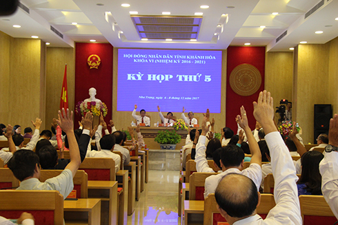 Các đại biểu biểu quyết thông qua Nghị quyết về kỳ họp thứ 5, HĐND tỉnh khóa VI