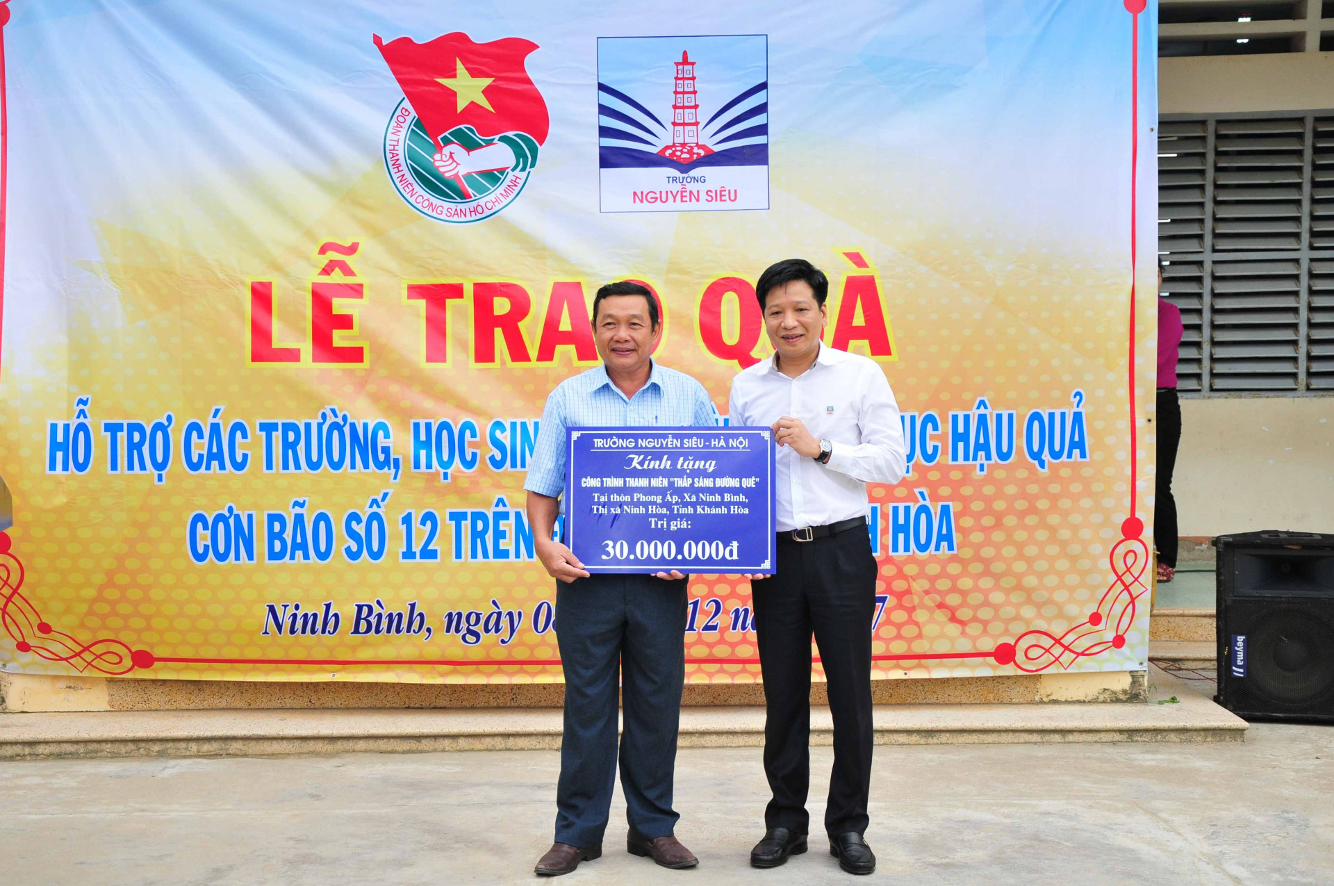 Đại diện Trường Tiểu học - THCS - THPT Nguyễn Siêu trao biểu trưng số tiền hỗ trợ công trình thắp sáng đường quê tại xã Ninh Bình