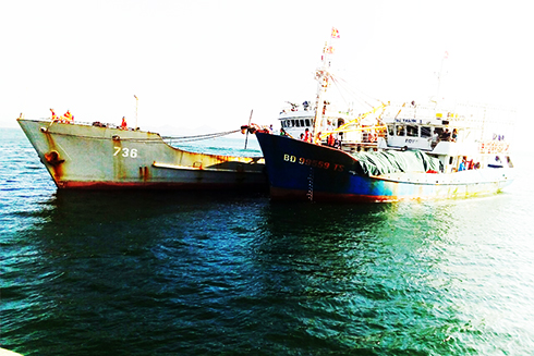 Tàu Hải quân 736 lai dắt tàu bị nạn từ đảo Song Tử Tây vào bờ
