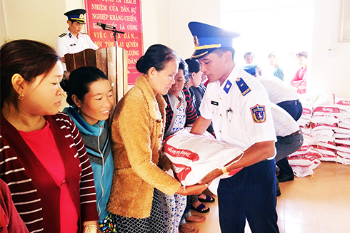 Đại diện Hải đội Cảnh sát biển trao quà cho người dân xã Ninh Phước