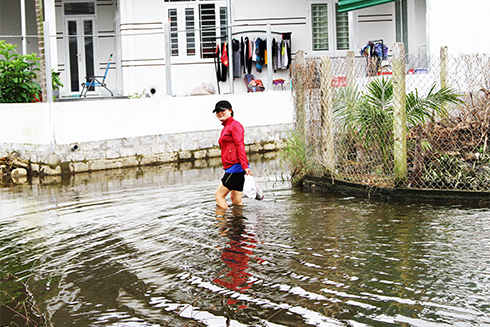 Nước vẫn ngập ở tổ 3, xã Vĩnh Thạnh dù đã gần 10 ngày sau mưa