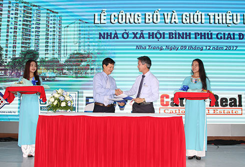 Lãnh đạo Công ty TNHH Xây dựng và đầu tư và Ngân hàng Thương mại cổ phần Đầu tư và Phát triển Việt Nam chi nhánh Nha Trang ký kết hợp tác