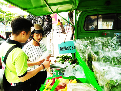 Một quầy bán rau sạch của Công ty Sala Việt Nam - doanh nghiệp do một số sinh viên mới ra trường thành lập