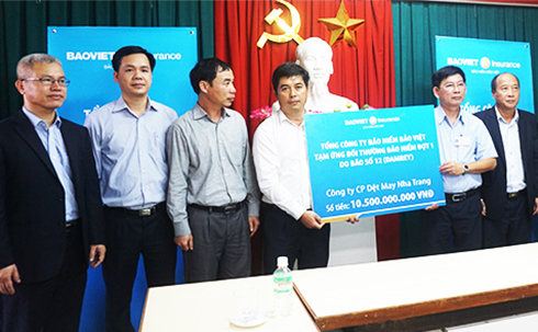 Tổng Công ty Bảo hiểm Bảo Việt trao tượng trưng tiền tạm ứng  bồi thường bảo hiểm cho Công ty Cổ phần Dệt may Nha Trang.