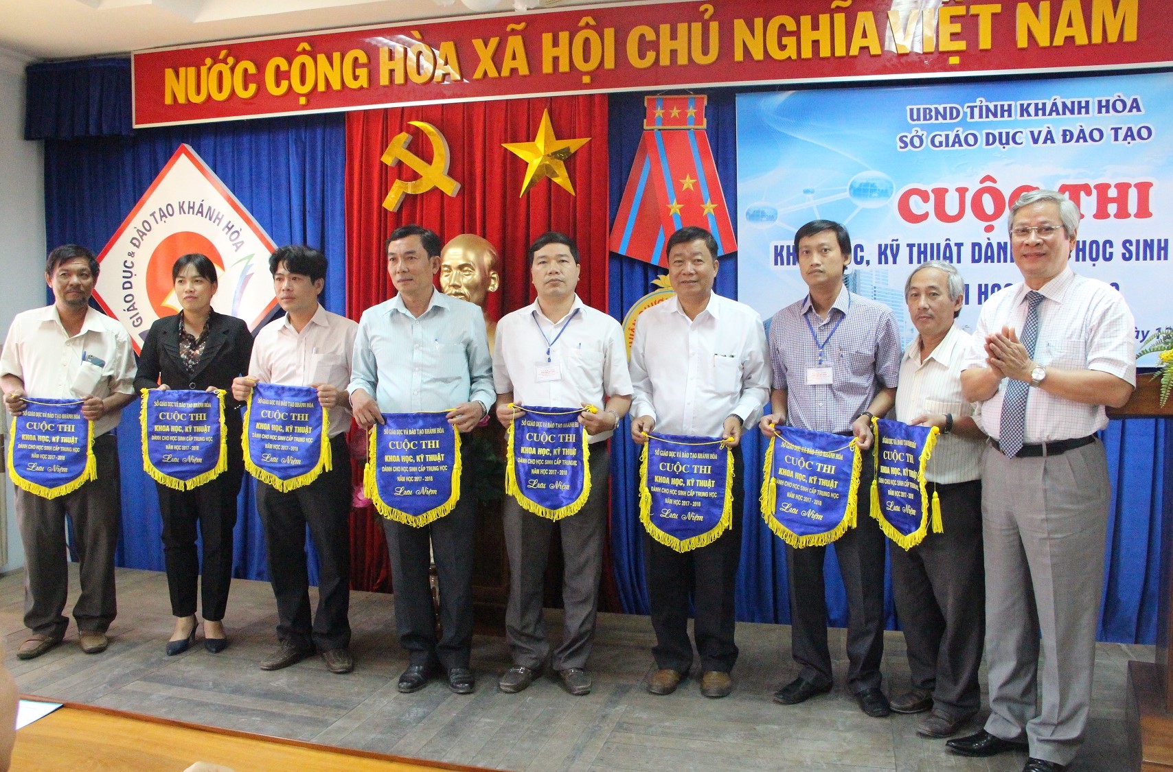 Lãnh đạo Sở Giáo dục và Đào tạo trao cờ lưu niệm cho các đơn vị dự thi. 
