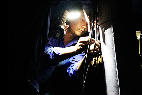 Nhân viên kỹ thuật VNPT Khánh Hòa  khẩn trương khôi phục cáp quang trong đêm