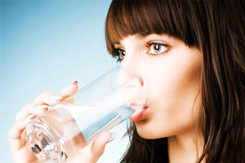 Cung cấp đủ 2 lít nước mỗi ngày sẽ giúp da mặt bạn mịn màng hơn