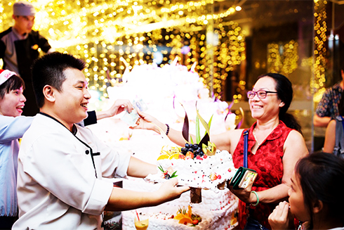 Du khách mua bánh Giáng sinh ủng hộ từ thiện tại khách sạn Novotel Nha Trang