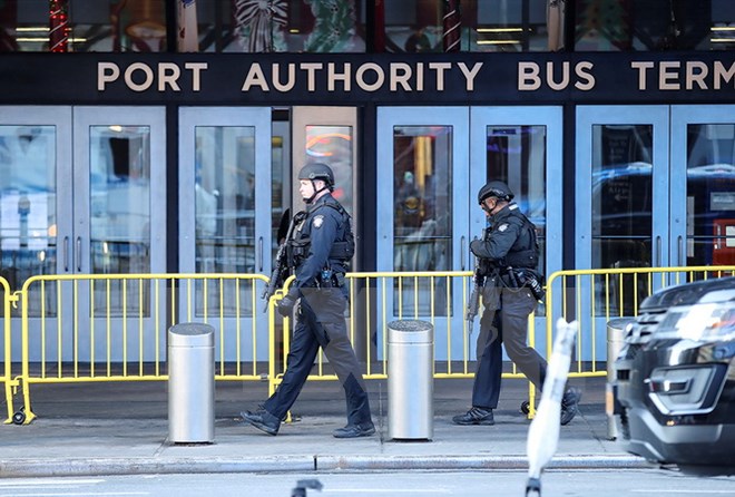 Cảnh sát Mỹ tuần tra gần hiện trường vụ nổ ở New York ngày 11/12 vừa qua. (Ảnh: THX/TTXVN)