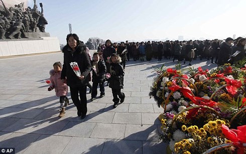 Hàng nghìn người đã tới đặt hoa và bày tỏ lòng thành kính trước tượng đài cố Chủ tịch Kim Jong-il ở thủ đô Bình Nhưỡng. Ảnh: AP.